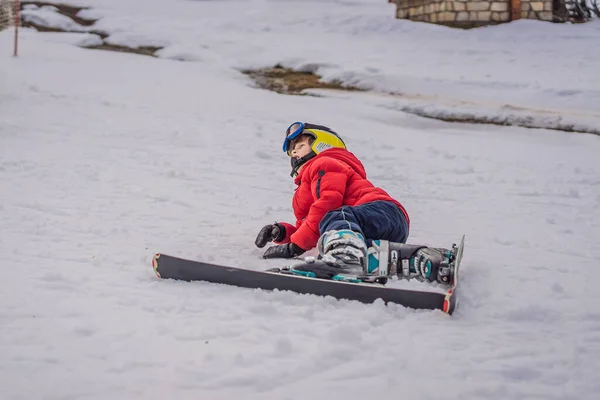 Esquí infantil en las montañas. Niño activo con casco de seguridad, gafas y bastones. Carrera de esquí para niños pequeños. Deportes de invierno para la familia. Clases de esquí para niños en la escuela alpina. Pequeño esquiador corriendo en la nieve —  Fotos de Stock