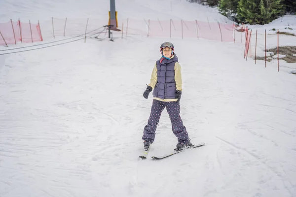 Woman learning to ski. Young woman skiing on a snowy road in the mountains — Stock Photo, Image