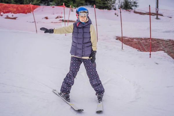 Femme apprenant à skier. Jeune femme skiant sur une route enneigée dans les montagnes — Photo