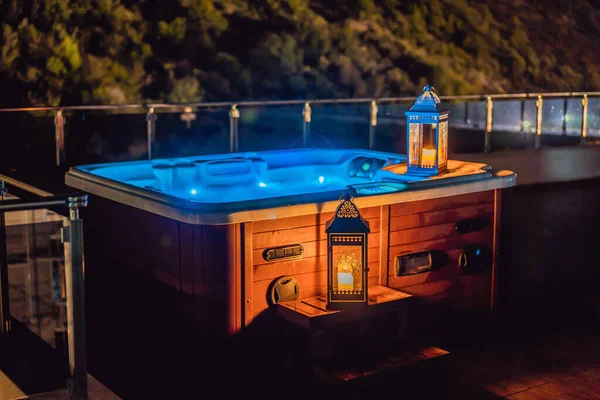 Hot tub met kaarsen klaar om een bad te nemen. Valentijnsdag concept — Stockfoto