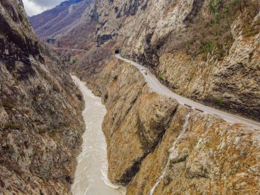 Kışın Moraca Nehri 'nin güzel Kanyonu, Karadağ veya Crna Gora, Balkan ve Avrupa