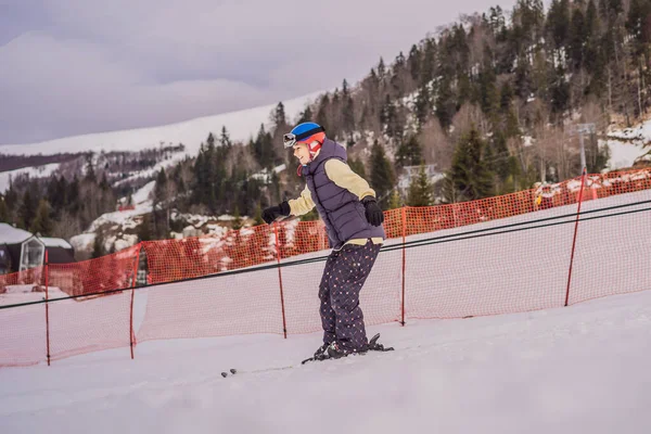 Γυναίκα μαθαίνει σκι. Νεαρή γυναίκα που κάνει σκι σε ένα χιονισμένο δρόμο στα βουνά — Φωτογραφία Αρχείου