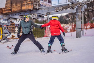 Çocuk kışın yamaçta kayak yapmayı, antrenman yapmayı ve kayak hocasını dinlemeyi öğreniyor.