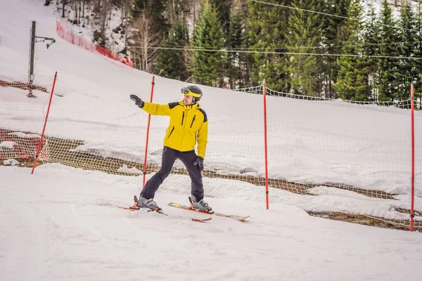 스키를 배우는 훈련 과정에서 스키타는 법을 가르치는 스키 강사 — 스톡 사진