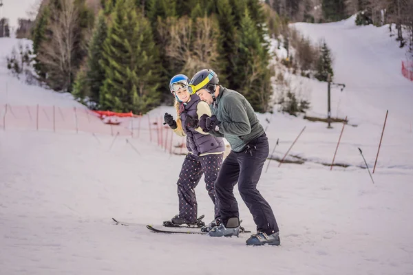 Жінка вчиться кататися на лижах з інструктором. Зимові види спорту. Лижний урок у гірськолижній школі — стокове фото