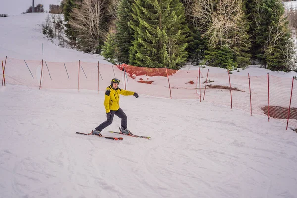 Skilehrer auf Trainingsstrecke zeigt Schülern das Skifahren — Stockfoto