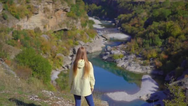 Un disparo de mano de una joven que está visitando el cañón del río Moracica en Montenegro. Viajes a Montenegro concepto — Vídeos de Stock