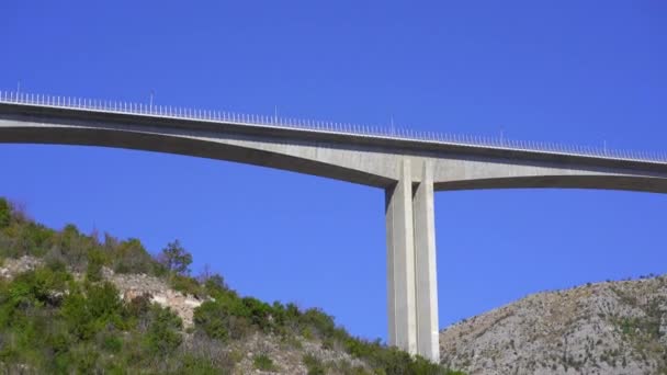 Die Moracica-Brücke in Montenegro. Die Brücke wurde von einem chinesischen Unternehmen gebaut und jetzt schuldet Montenegro China eine riesige Menge Geld — Stockvideo