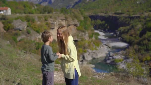 Ręczne zdjęcie młodej kobiety i jej syna, którzy odwiedzają kanion rzeki Moracica w Czarnogórze. Podróż do Czarnogóry koncepcja — Wideo stockowe
