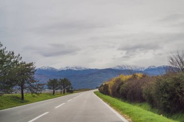 Dağlar karla ve yeşilliklerle kaplı.