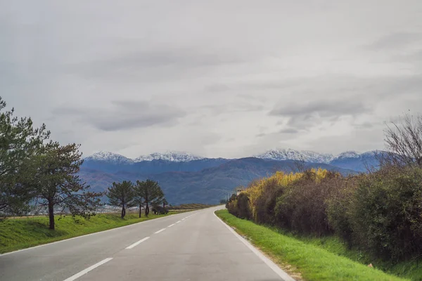 Dağlar karla ve yeşilliklerle kaplı.
