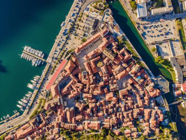 Eski şehir. Kotor. Karadağ. Gün batımında dar sokaklar ve Kotor 'un eski evleri. Şehir duvarından Kotor 'un görüntüsü. Yukarıdan görüntüle