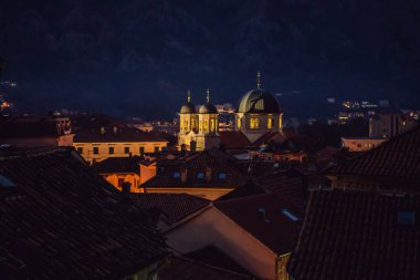 Eski şehir. Kotor. Karadağ. Gün batımında dar sokaklar ve Kotor 'un eski evleri. Şehir duvarından Kotor 'un görüntüsü. Yukarıdan görüntüle