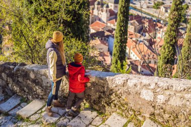 Anne ve oğlu Kotor Eski Şehir Merdiveni Kotor Kalesi Yürüyüş Yolu 'nda Karadağ' a seyahat ediyor. Hava aracı görünümü