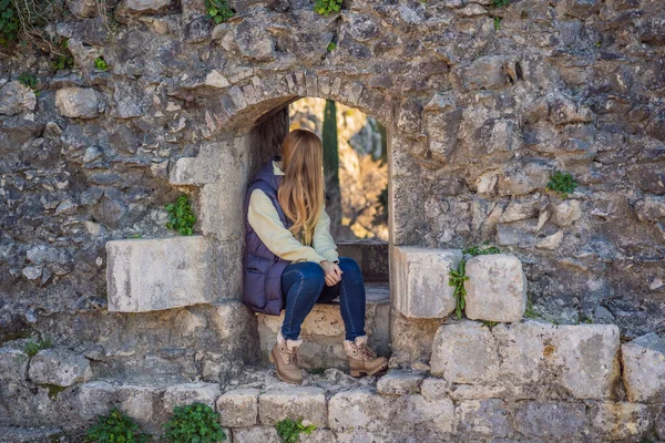 Молода жінка - туристка, що насолоджується краєвидом на затоку Котор (Чорногорія). Старовинна драбина фортеці Котор (Kotor Old Town Ladder of Kotor Fortress Hiking Trail). Повітряний дрон — стокове фото