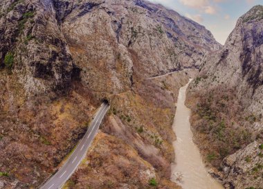 Kışın Moraca Nehri 'nin güzel Kanyonu, Karadağ veya Crna Gora, Balkan ve Avrupa