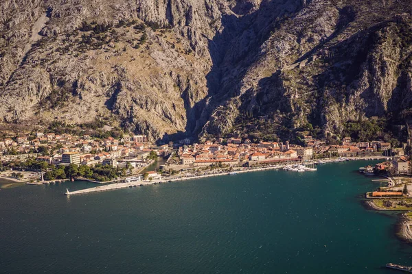 Staré město. Kotore. Černá Hora. Úzké ulice a staré domy Kotoru při západu slunce. Pohled na Kotor z městské hradby. Pohled shora — Stock fotografie