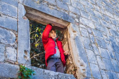 Genç turist Karadağ 'ın Kotor Körfezi manzarasının keyfini çıkarıyor. Kotor Eski Şehir Merdiveni Kotor Kalesi Yürüyüş Yolu. Hava aracı görünümü