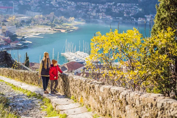 Viajantes de mãe e filho em Montenegro em Kotor Old Town Ladder of Kotor Fortress Trilha de caminhada. Vista aérea de drones — Fotografia de Stock