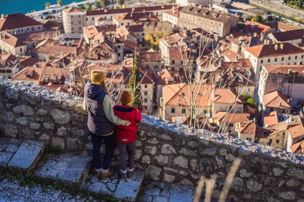 Viajantes de mãe e filho em Montenegro em Kotor Old Town Ladder of Kotor Fortress Trilha de caminhada. Vista aérea de drones — Fotografia de Stock