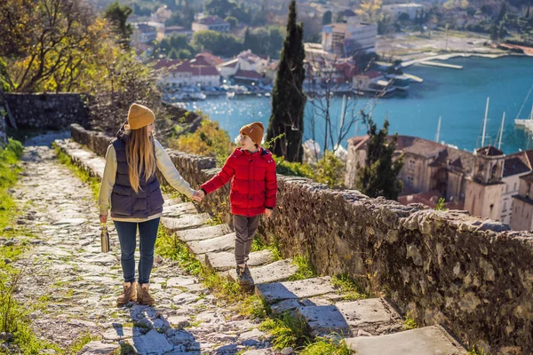 Viajantes de mãe e filho em Montenegro em Kotor Old Town Ladder of Kotor Fortress Trilha de caminhada. Vista aérea de drones — Fotografia de Stock