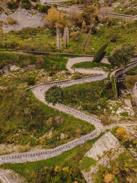 Kotor Altstadtleiter des Kotor-Festungswanderweges. Drohnenblick aus der Luft — Stockfoto