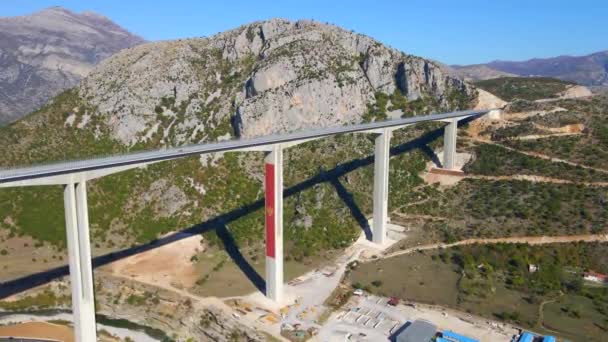 Vue aérienne du pont Moracica entièrement terminé au Monténégro — Video