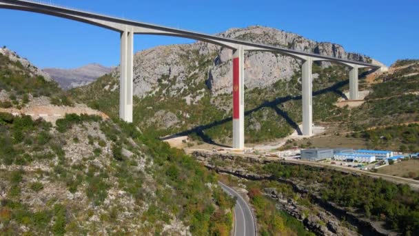 Vue aérienne du pont Moracica entièrement terminé au Monténégro — Video
