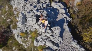 Hava görüntüsü. Turist ailesi, baba ve oğul Karadağ 'daki Kosmach Kalesini ziyaret etti. Avusturyalılar tarafından savunma amaçlı ve avantajlı bir nokta olarak inşa edilmiş eski bir kale.