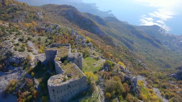 Letecký snímek pevnosti Kosmach v Černé Hoře. Stará pevnost postavená Rakušany jako obranná stavba a vyhlídkové místo — Stock video