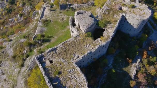 Aerial shot of the Fortress Kosmach in Montenegro. Una antigua fortaleza construida por los austriacos como una estructura defensiva y un mirador — Vídeos de Stock