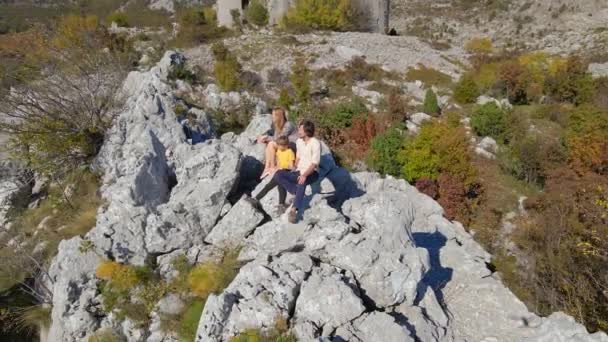 Tiro aéreo. Família de turistas pai mãe e filho visitar a Fortaleza Kosmach em Montenegro. Uma antiga fortaleza construída pelos austríacos como uma estrutura defensiva e um ponto de vista — Vídeo de Stock