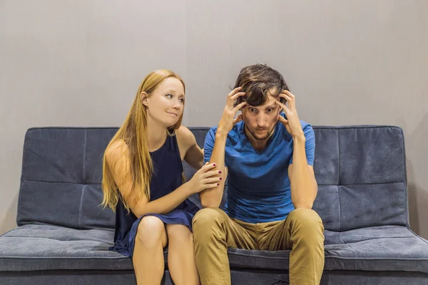 Genç çift kanepede küfrediyor. Davranışlarını yandan izle ve değerlendir. Duygusal zeka kavramı