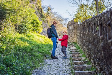 Baba ve oğlu Kotor Eski Şehir Merdiveni Kotor Kalesi Yürüyüş Yolu 'nda Karadağ' a seyahat ediyor. Hava aracı görünümü