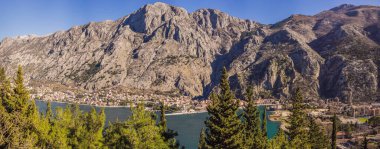 Eski şehir. Kotor. Karadağ. Gün batımında dar sokaklar ve Kotor 'un eski evleri. Şehir duvarından Kotor 'un görüntüsü. Yukarıdan görüntüle