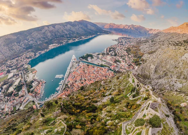 Staré město. Kotore. Černá Hora. Úzké ulice a staré domy Kotoru při západu slunce. Pohled na Kotor z městské hradby. Pohled shora — Stock fotografie