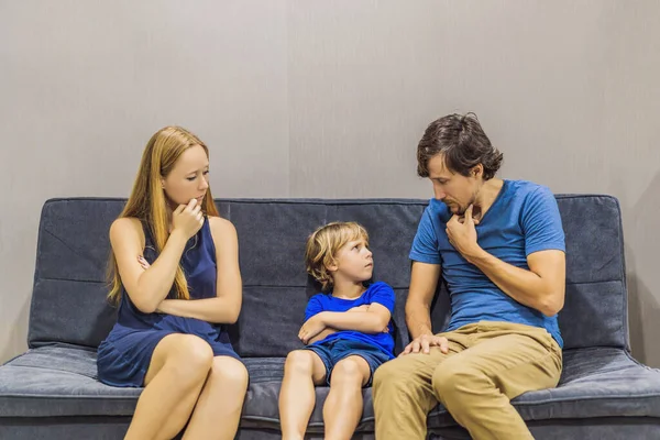 Föräldrarna svär på barnet. Begreppet emotionell intelligens — Stockfoto