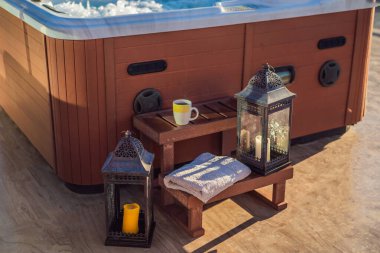 Mumlarla dolu jakuzi banyo yapmaya hazır. Sevgililer Günü konsepti