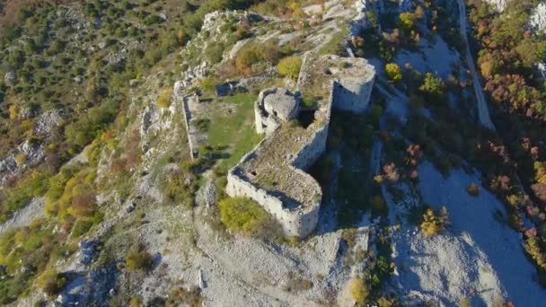 Aerial shot of the Fortress Kosmach in Montenegro. Una antigua fortaleza construida por los austriacos como una estructura defensiva y un mirador — Vídeos de Stock