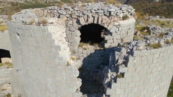 Letecký snímek pevnosti Kosmach v Černé Hoře. Stará pevnost postavená Rakušany jako obranná stavba a vyhlídkové místo — Stock video