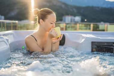 Genç kaygısız mutlu kadının portresi jakuzide rahatlayarak yeşil büyük dağların arka planında mutlu bir tatil hayatı yaşıyor.