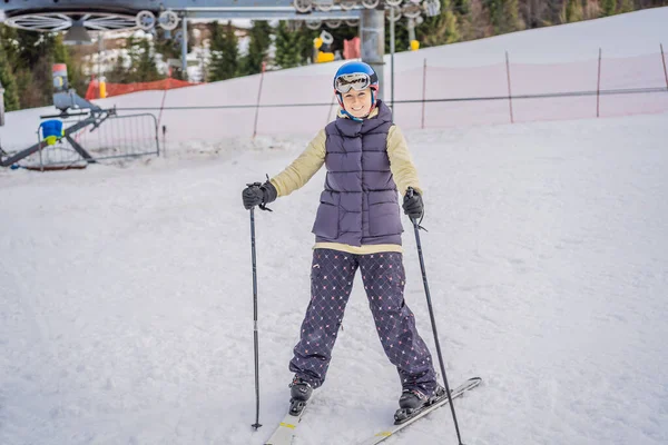 Femme apprenant à skier. Jeune femme skiant sur une route enneigée dans les montagnes — Photo
