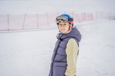 Kayak öğrenen bir kadın. Genç bir kadın dağlarda karlı bir yolda kayak yapıyor.