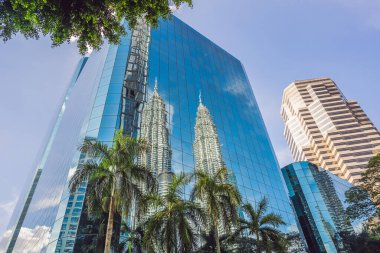 Kuala Lumpur, Malezya - 03.26.2019: Petronas İkiz Kuleleri, Kuala Lumpur'un sembol gökdeleni. binaya yansıyan
