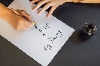 rüya büyük set hedefleri eylem almak. Hattat genç kadın beyaz kağıda ifade yazıyor. Süs dekorasyonlu mektuplar. Kaligrafi, grafik tasarım, yazı, el yazısı, Yaratılış konsepti