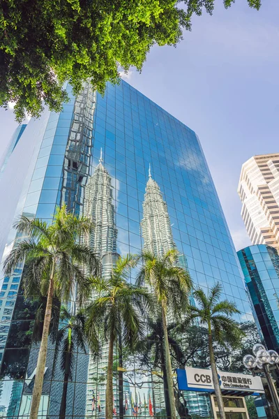 Kuala Lumpur, Malaysia - 26.03.2019: Petronas Zwillingstürme, das Wahrzeichen von Kuala Lumpur. spiegelt sich im Gebäude wider — Stockfoto