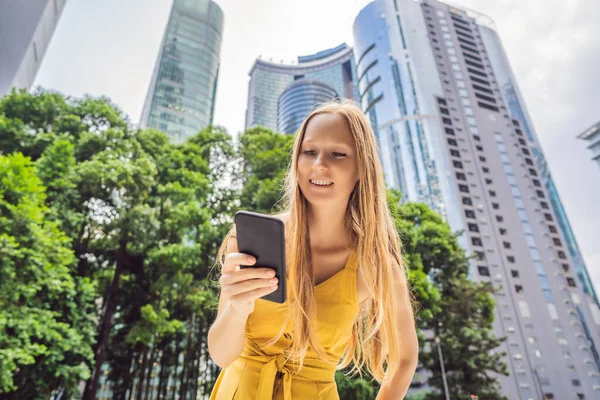 Жінка Турист використовує навігаційний додаток на мобільному телефоні. Навігаційна карта на смартфоні у великому місті — стокове фото