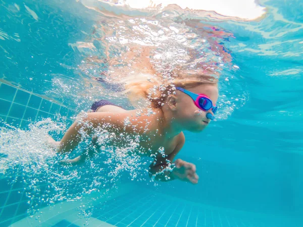워터 파크 수 중 수영 하 고 웃 고 있는 어린 소녀 — 스톡 사진