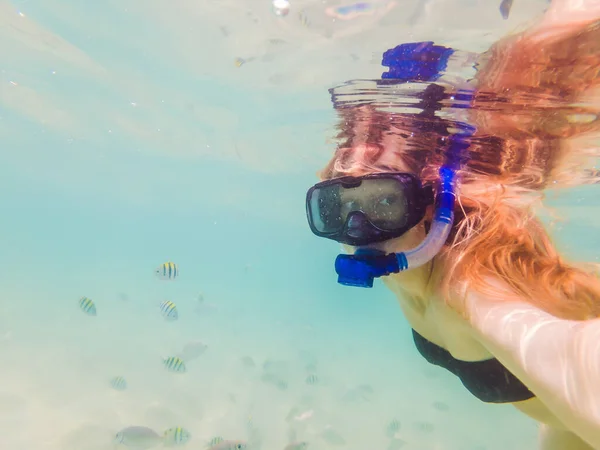 Lycklig kvinna i snorkling mask under vattnet med tropiska fiskar i Coral Reef Sea pool. Travel Lifestyle, vattensport utomhus äventyr, simlektioner på Summer Beach Holiday — Stockfoto