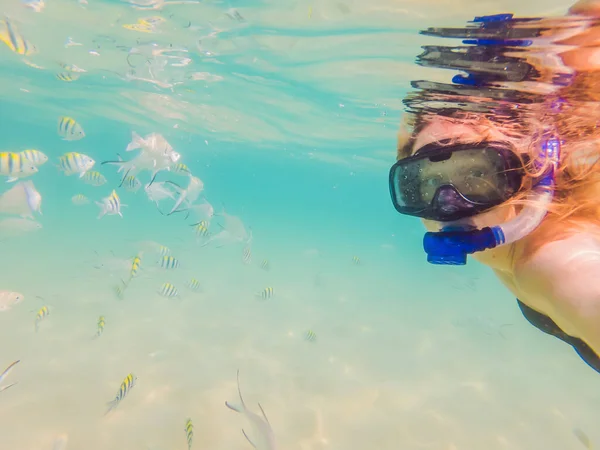 Femme heureuse en masque de plongée avec tuba plongée sous-marine avec des poissons tropicaux dans la piscine de récif corallien. Style de vie de voyage, sports nautiques aventure en plein air, cours de natation pendant les vacances à la plage — Photo